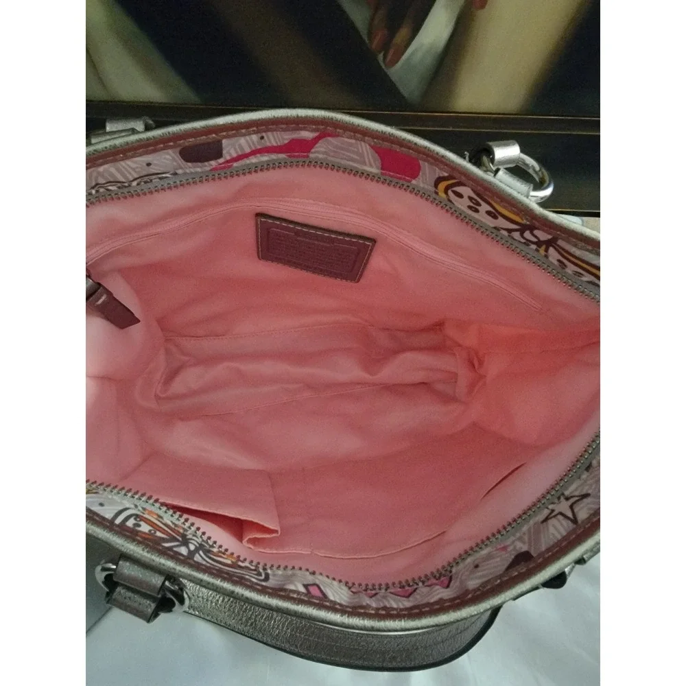 Coach‎ Poppy Graffiti Tote Bag Metallic Silver Pink Multicolor F15712
Beautiful - Picture 8 of 9